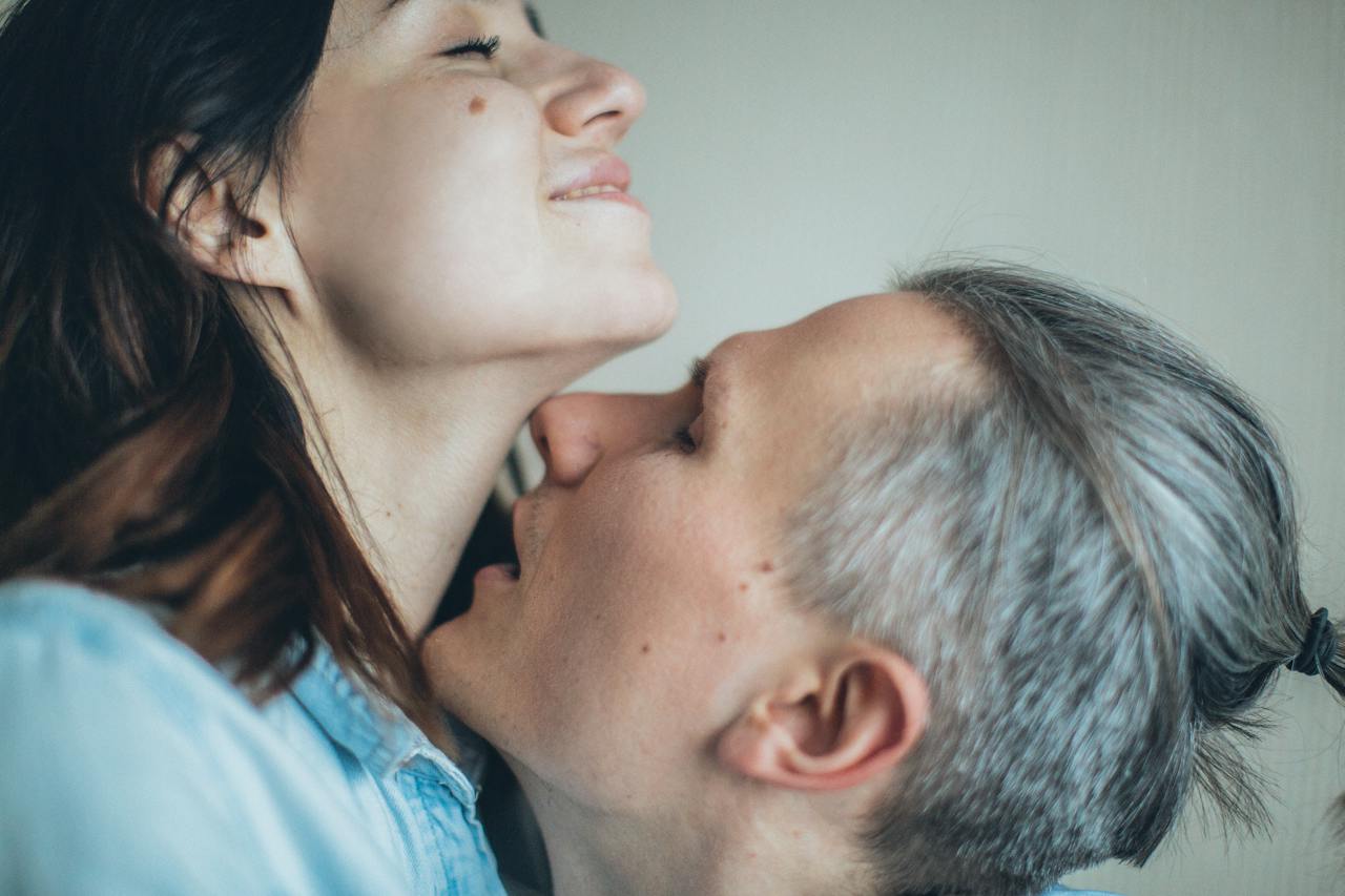 kissing 